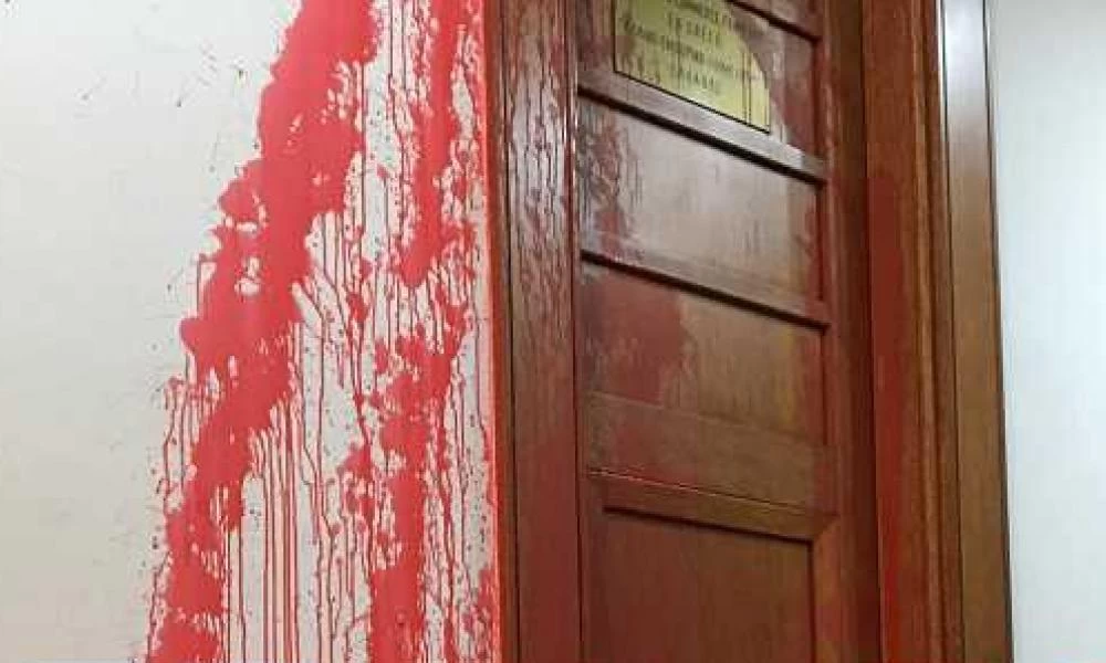 Θεσσαλονίκη: Επίθεση με μπογιές στο Ελληνογαλλικό Επιμελητήριο